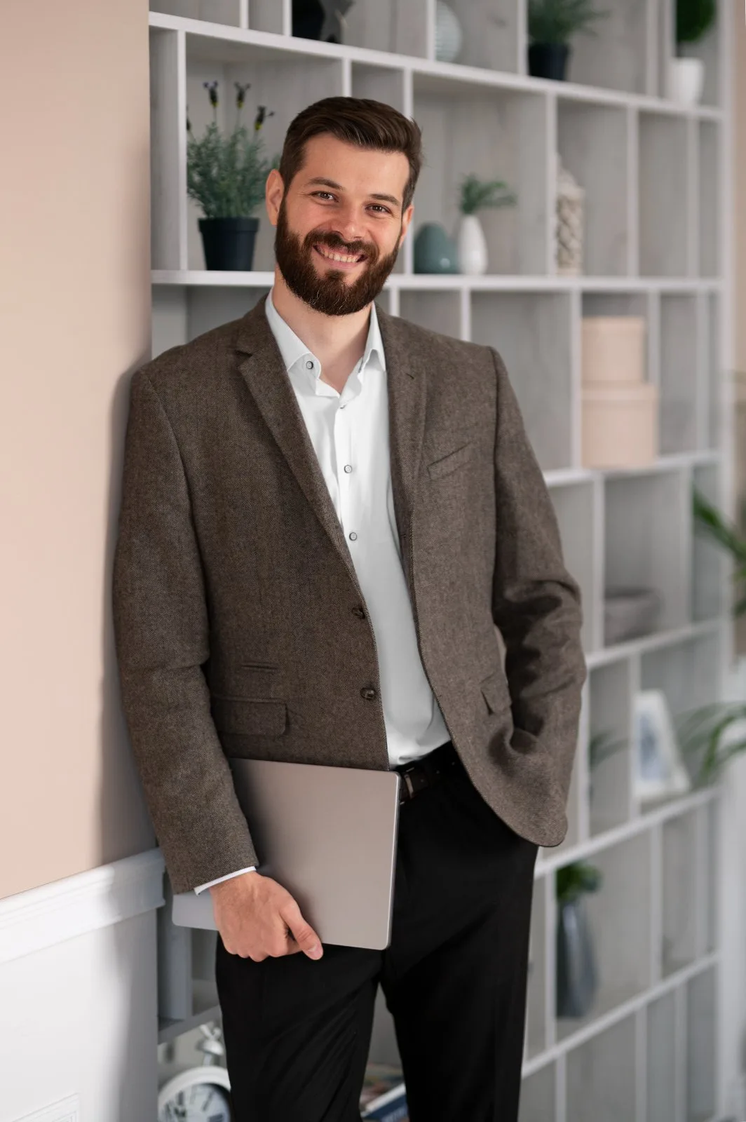 Mitarbeiter mit Laptop im Büro