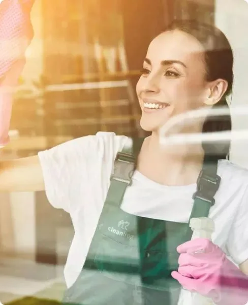 Mitarbeiterin von cleanfrog bei der Glasreinigung